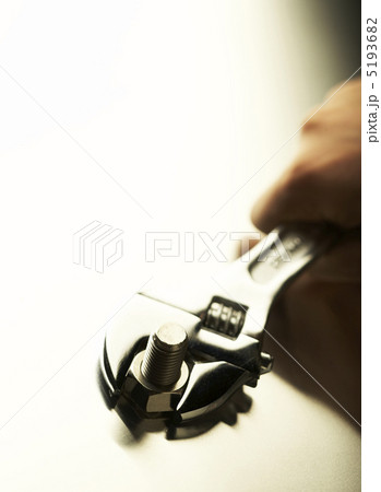 ボルトを締める手 5193682