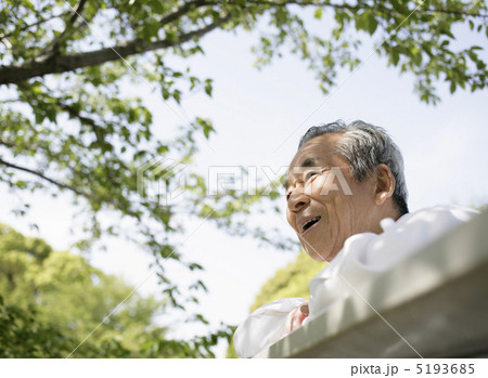 公園で手すりにもたれて遠くを眺める年配の男性 5193685
