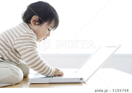 パソコンで遊ぶ男の子 パソコンで遊ぶ男の子 5193748