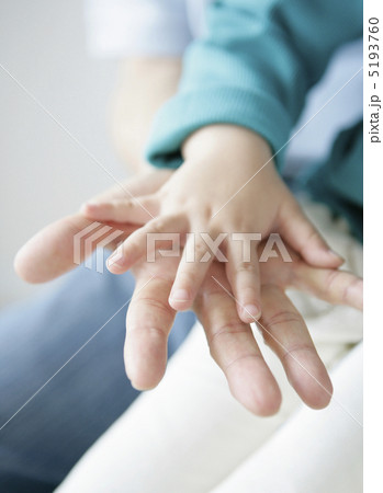 重ね合わせた祖父と孫の手 5193760