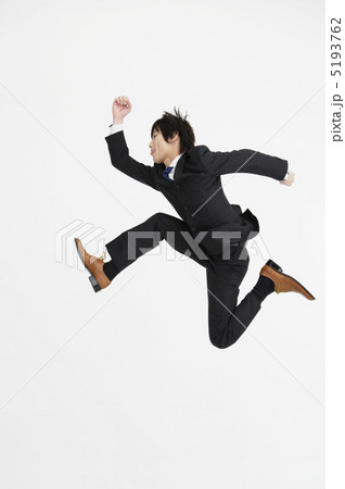 ジャンプをする日本人ビジネスマン 5193762