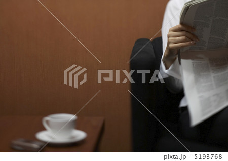 新聞を読むビジネスウーマン 5193768