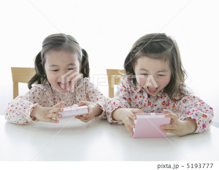 プレゼントを開けて喜ぶ二人の女の子 プレゼントを開けて喜ぶ二人の女の子 5193777