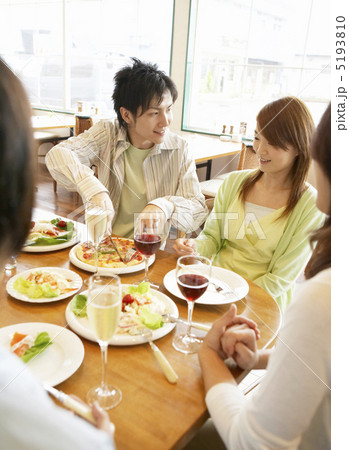 食事をする男女グループ 5193810