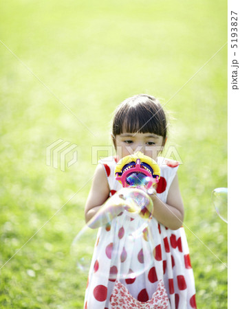 シャボン玉と女の子 5193827