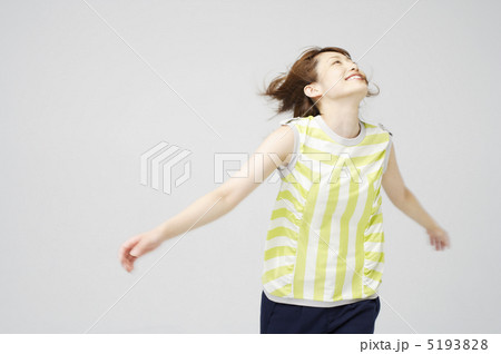 両手を広げて上を向いた女性 5193828