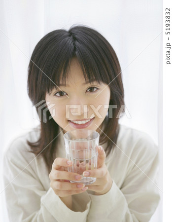グラスを持つ女性 グラスを持つ女性 5193832