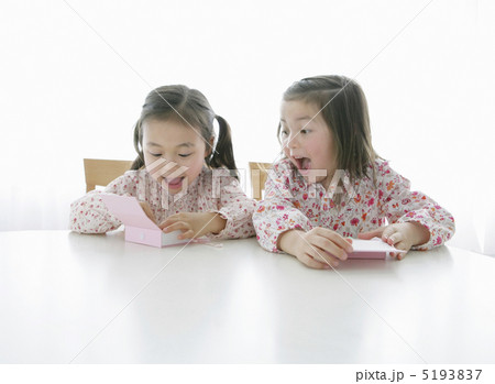 プレゼントを開けて喜ぶ二人の女の子 5193837