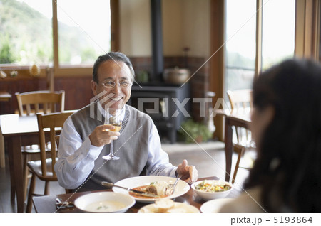向かい合って食事をする熟年夫婦 向かい合って食事をする熟年夫婦 5193864