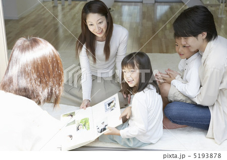 リビングで本を読む家族 5193878