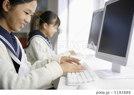 パソコンを操作する女子中学生 5193889