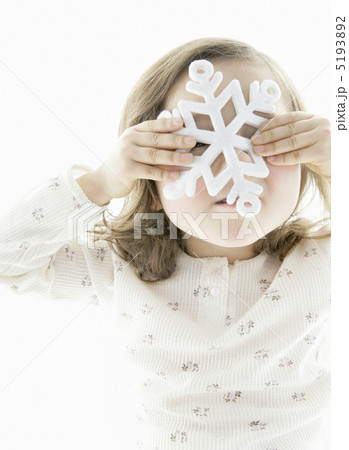 飾りで顔を隠す女の子 飾りで顔を隠す女の子 5193892