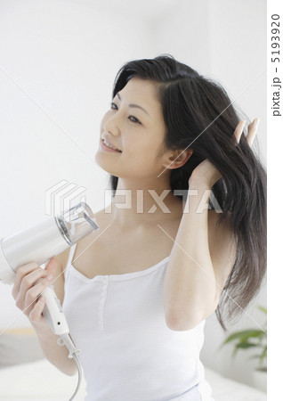 ドライヤーで髪を乾かす日本人女性 5193920