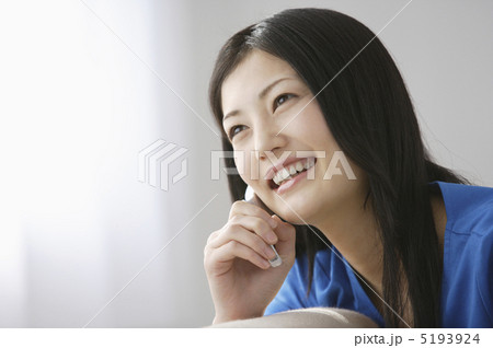 笑顔で携帯電話をかける女性 笑顔で携帯電話をかける女性 5193924