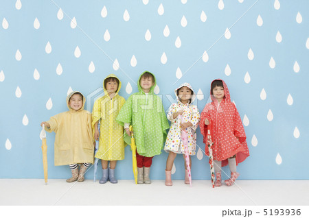 雨のパネルの前に並ぶ子供達 5193936