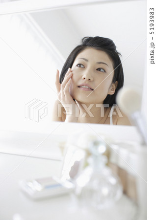 鏡を見る日本人女性 5193983