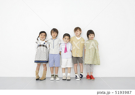 壁の前に立つ子供達の写真素材