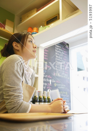カウンターでたたずむ日本人女性 カウンターでたたずむ日本人女性 5193997