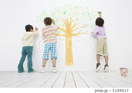 壁に絵を描く子供達 壁に絵を描く子供達 5194017