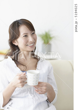 ティータイムの日本人女性 5194025