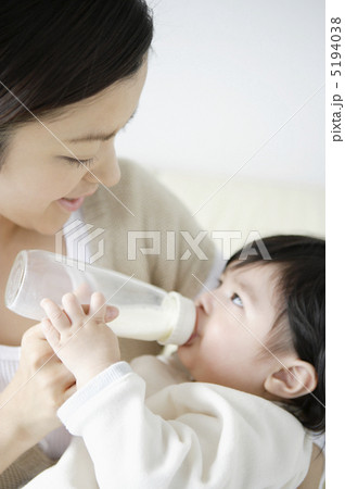 母親に抱かれてミルクを飲む赤ちゃん 母親に抱かれてミルクを飲む赤ちゃん 5194038