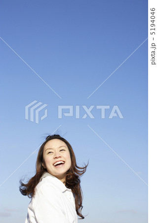青空の下で笑う日本人女性 5194046