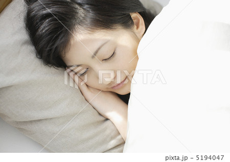 ベッドで眠る日本人女性 ベッドで眠る日本人女性 5194047