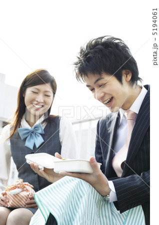 弁当箱を開ける笑顔のビジネスマン 5194061