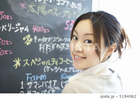 メニューを書く日本人女性 5194062