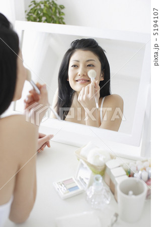鏡を見て化粧をする日本人女性 5194107