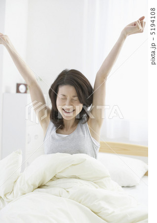ベッドで大きく伸びをする女性 ベッドで大きく伸びをする女性 5194108