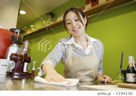 カウンターを拭く日本人女性 カウンターを拭く日本人女性 5194136
