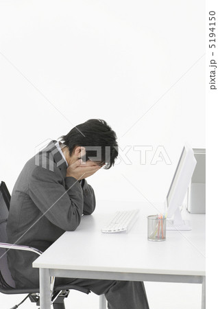 顔を覆う日本人ビジネスマン 5194150