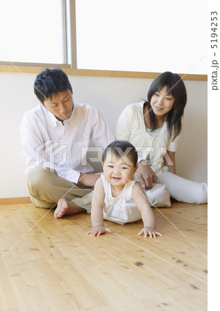 床に座る日本人家族 5194253