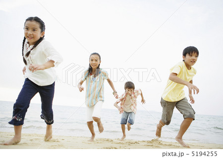 砂浜を走る４人の子供達 5194255