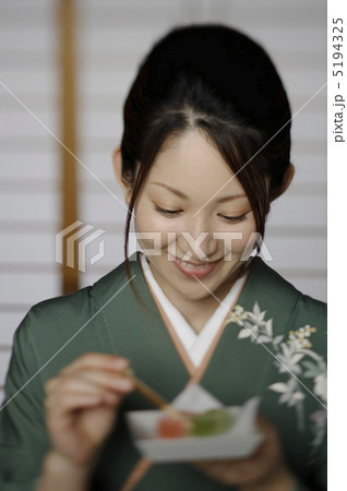 お菓子と和服の女性 5194325