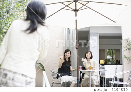 レストランの三人の女性 5194339