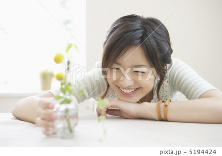 一輪挿しと女性 5194424