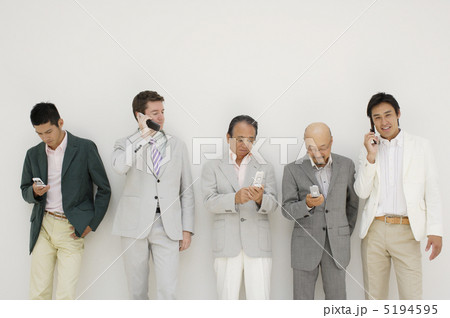 携帯電話と五人の男性 5194595
