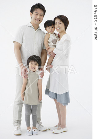 笑顔で寄り添う親子 5194620