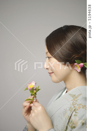 椿と和服の女性 椿と和服の女性 5194638