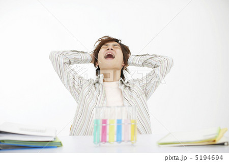 頭をかきむしる男性 5194694