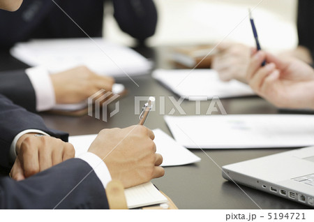 会議中の男性の手元 5194721