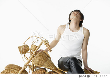 籐のバイクに座る男性 5194737