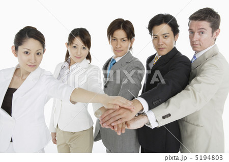 手を重ねるビジネスマンとビジネスウーマン 5194803