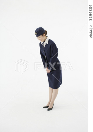 お辞儀をするキャビンアテンダント お辞儀をするキャビンアテンダント 5194804