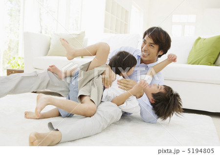 二人の息子と遊ぶ父親 5194805