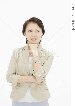 顎に手を当てる女性 5194818