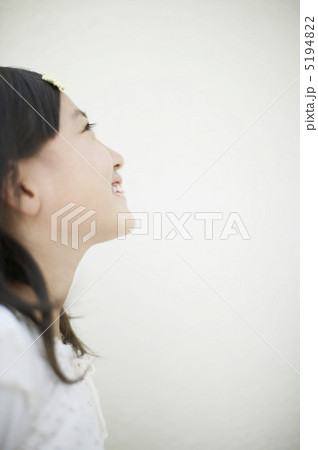 微笑む女の子 5194822