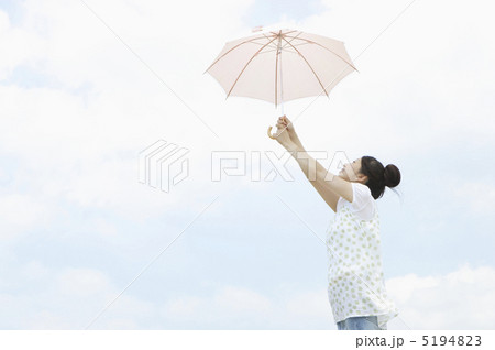 傘をさした女性 5194823